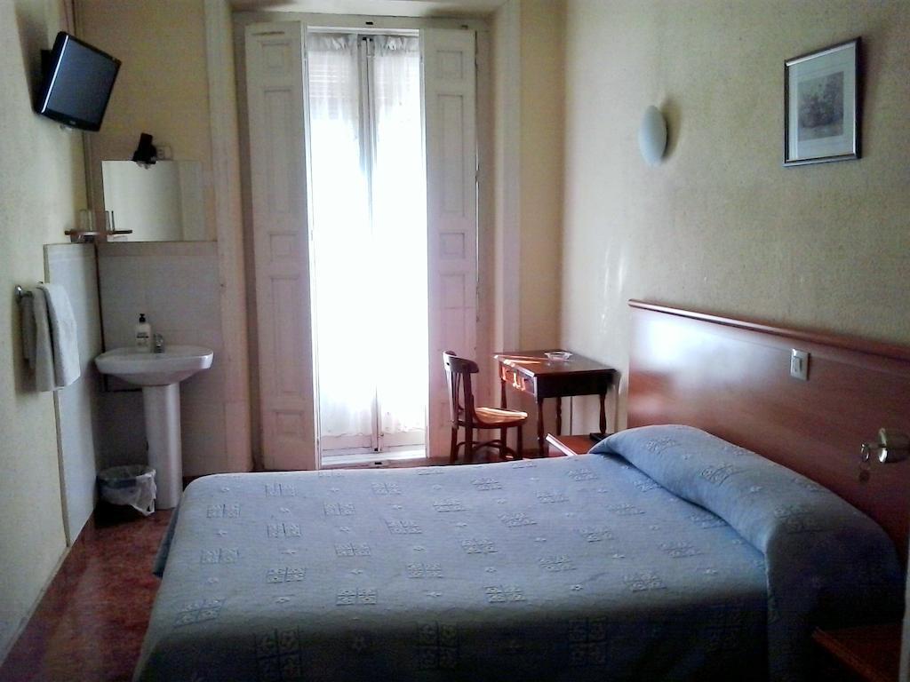 Hostal Alonso Madrid Ruang foto